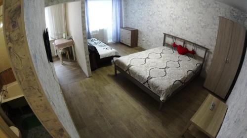 ノヴォシビルスクにあるАпартаменты на Блюхера 43のベッド付きのベッドルームのオーバーヘッドビュー