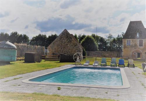בריכת השחייה שנמצאת ב-Manoir du Bois Joly - Cabanes de Berger או באזור