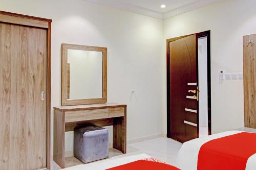 a bedroom with a fireplace and a mirror and a bed at Al Tamayoz Al Raqi - Bani Malik in Jeddah