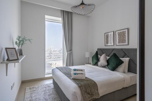 En eller flere senge i et værelse på HiGuests - Artistic Apt with Balcony Overlooking Dubai Canal