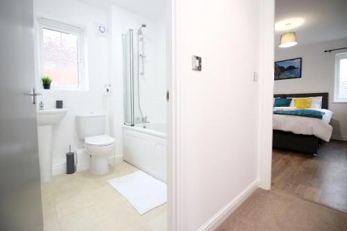 Koupelna v ubytování DELFT - Spacious Home, High Speed Wi-Fi, Free Parking, Terrace