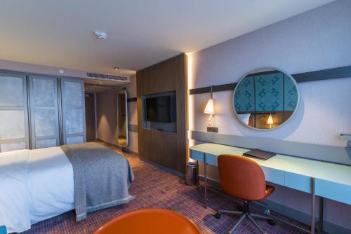 Postel nebo postele na pokoji v ubytování Mercure Trabzon Hotel