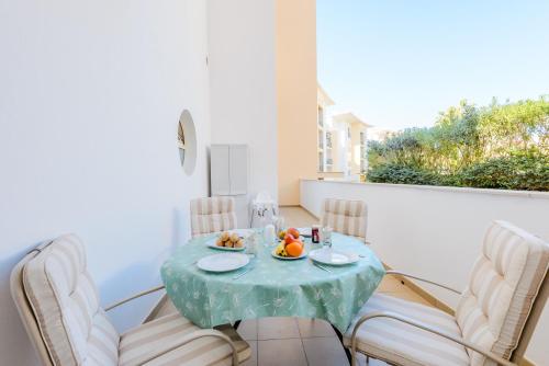 BnB Homes Ocean view Apartment with huge sunny Terrace, 2 Swimming pools & Tennis court