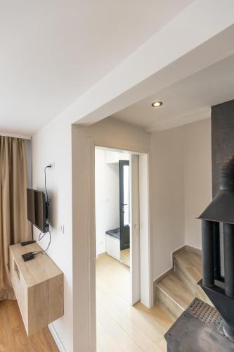 Televisyen dan/atau pusat hiburan di Vista Durmitor - luxury cabin