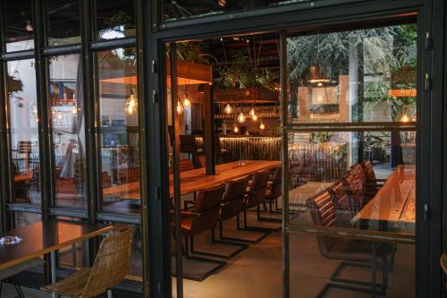 Un comedor con mesas y sillas y ventanas. en Landhotel Am Rothenberg, en Uslar