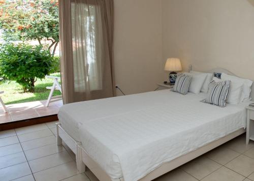 Tempat tidur dalam kamar di Skopelos Summer Homes