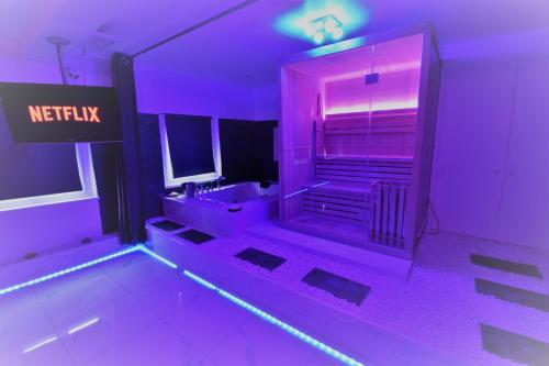 フェカンにあるLove Room Fécamp 1のバスルーム(紫色の照明付)
