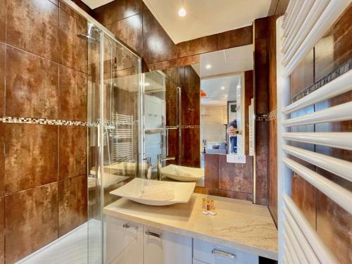 une salle de bain avec un lavabo et une douche dans l'établissement Swiss Star - Easy Home Booking, à Nice