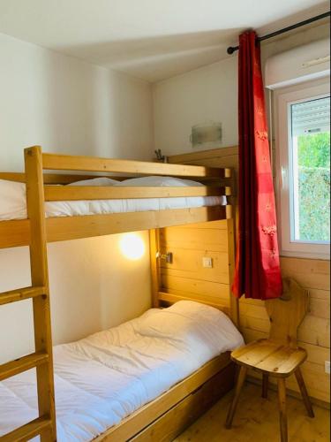 une chambre avec deux lits superposés et une échelle dans l'établissement Le nid douillet du Pic d'Aran, à Luchon
