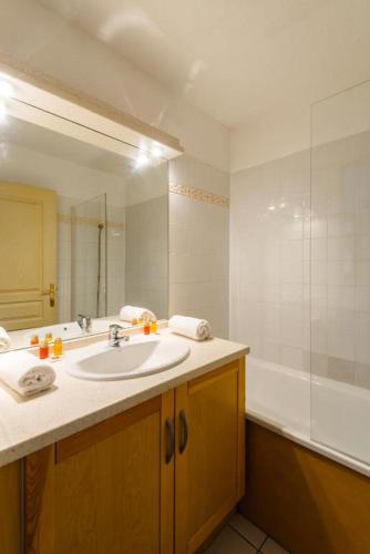 une salle de bain avec un lavabo, une douche et une baignoire dans l'établissement Le nid douillet du Pic d'Aran, à Luchon