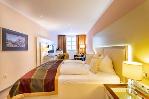 Una cama o camas en una habitación de Hotel Residenz Passau