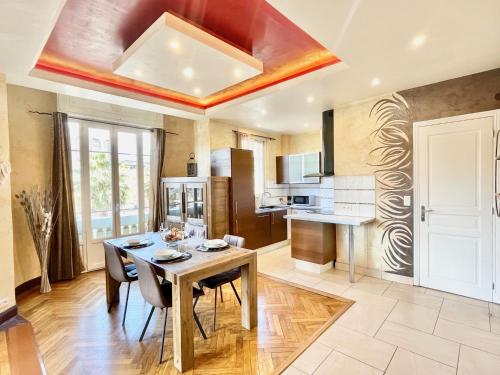 une cuisine avec une table et des chaises dans une pièce dans l'établissement Swiss Star - Easy Home Booking, à Nice