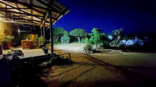 阿多的住宿－庫杜嶺狩獵旅舍，夜晚房屋的外部景色