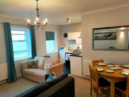 Dapur atau dapur kecil di Sunrise View - Beachfront Apartment, Weymouth