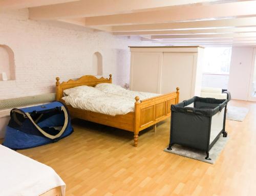 een slaapkamer met een houten bed en een vuilnisbak bij KG House in Amsterdam