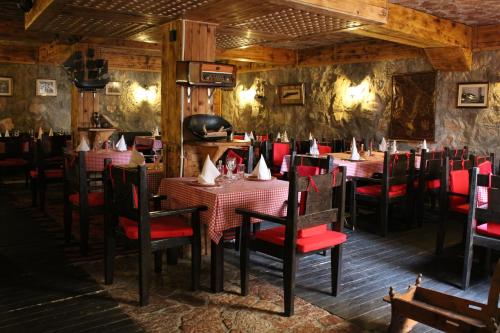 a restaurant with tables and chairs in a room at Hotel Crnogorska Kuća in Podgorica