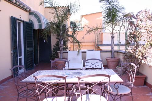 En balkong eller terrasse på Terrazza Munira Trastevere