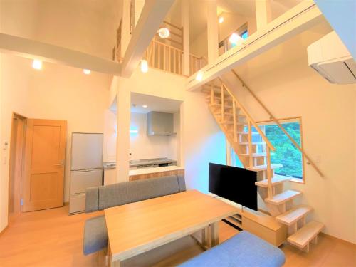 a small apartment with a spiral staircase in a room at 白馬パウダーマウンテン in Hakuba