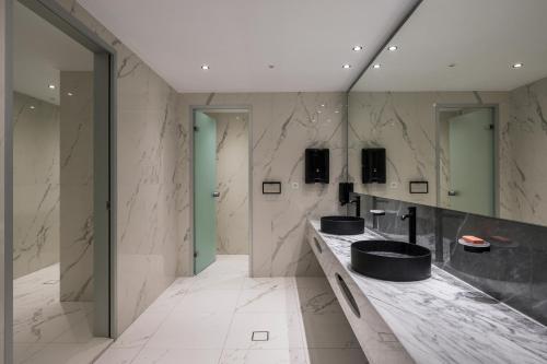 Blue Elephant Boutique Hotel & Spa - Adults Onlyにあるテレビまたはエンターテインメントセンター