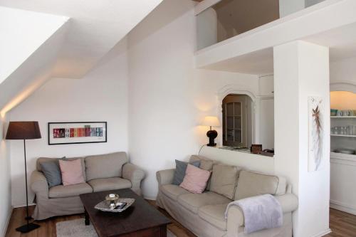 Posezení v ubytování Ferienwohnung Seeloft mit Balkon und Seeblick