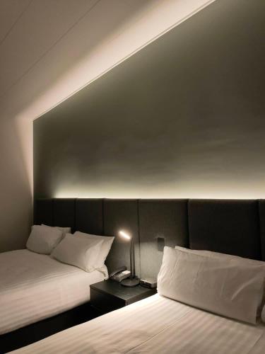 a bed room with two beds at The Avenue in Whanganui