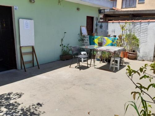 un patio con mesa y sillas junto a un edificio en ACBH - Adega Café Brasil Hospedagem, en São Paulo