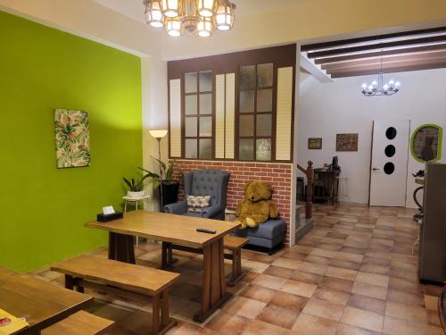 Slowly B&B في مدينة تايتونج: دمية دب تيدي تجلس على كرسي في غرفة المعيشة