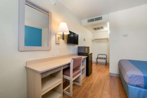 Μια τηλεόραση ή/και κέντρο ψυχαγωγίας στο Motel 6-Grand Junction, CO