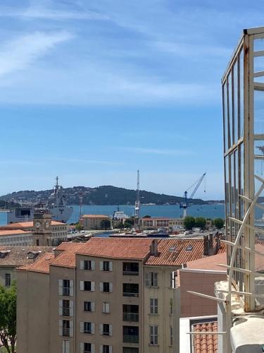 - une vue sur la ville depuis un bâtiment dans l'établissement Les Terrasses, à Toulon