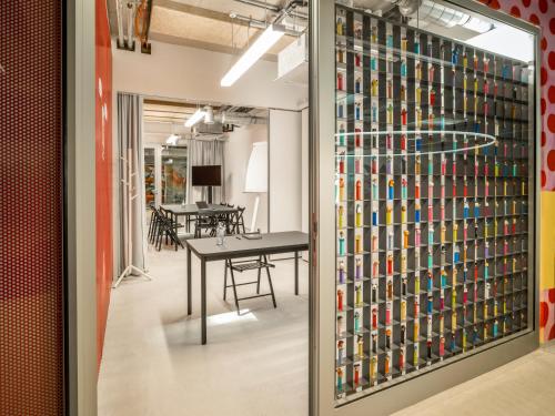 a wall of books in a room with a table at JO&JOE Vienna in Vienna