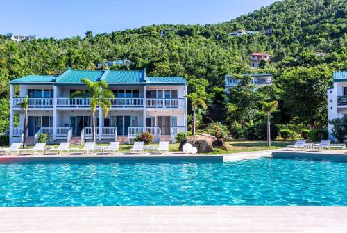 Baseinas apgyvendinimo įstaigoje Wyndham Tortola BVI Lambert Beach Resort arba netoliese