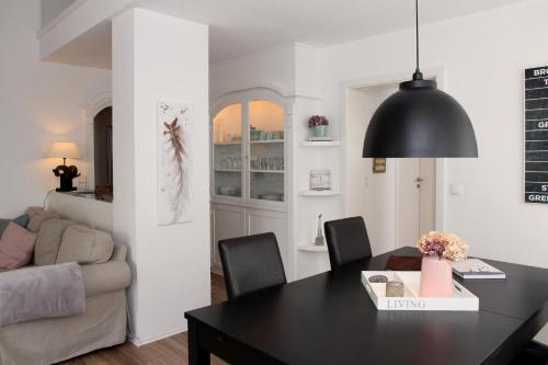 a living room with a table and a couch at Ferienwohnung Seeloft mit Balkon und Seeblick in Möhnesee