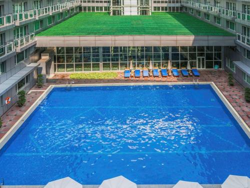 
The swimming pool at or near Pullman Guangzhou Baiyun Airport
