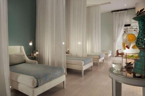 een woonkamer met 2 stoelen en een tafel bij Bluegreen Vacations Eilan Hotel and Spa, Ascend Resort Collection in San Antonio