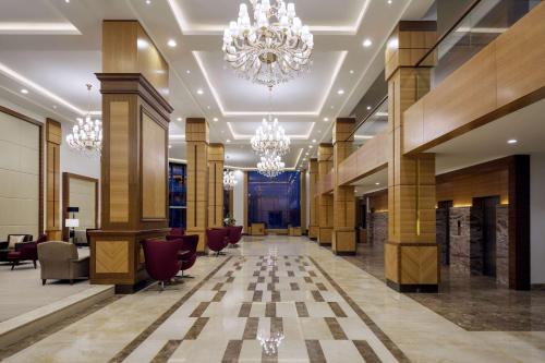 um lobby de um hotel com um lustre em Radisson Blu Hotel, Buraidah em Buraydah
