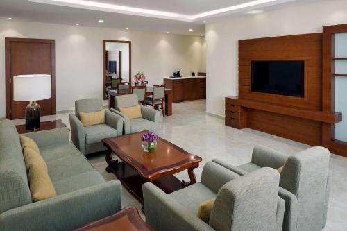 Μια τηλεόραση ή/και κέντρο ψυχαγωγίας στο Radisson Blu Hotel, Buraidah