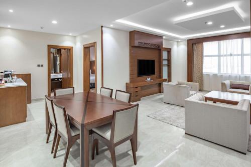 Μια τηλεόραση ή/και κέντρο ψυχαγωγίας στο Radisson Blu Hotel, Buraidah