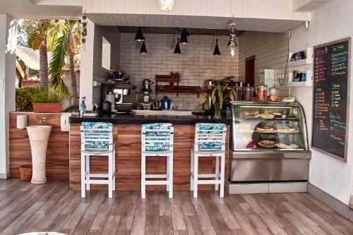 eine Küche mit zwei Hockern an einer Theke in einem Restaurant in der Unterkunft Lake Kariba Inns in Siavonga