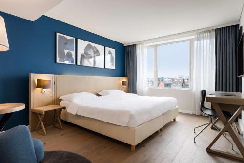 A bed or beds in a room at Park Inn by Radisson Antwerp City Centre