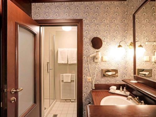 Phòng tắm tại Mercure Hotel Frankfurt Airport Langen