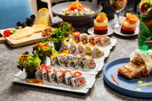 ホテルの敷地内または近くでの食事または食べ物