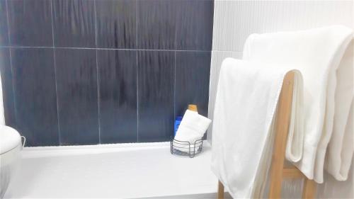 La salle de bains est pourvue d'une baignoire avec rideau de douche. dans l'établissement LOFT FORUM BRAGA 1, à Braga