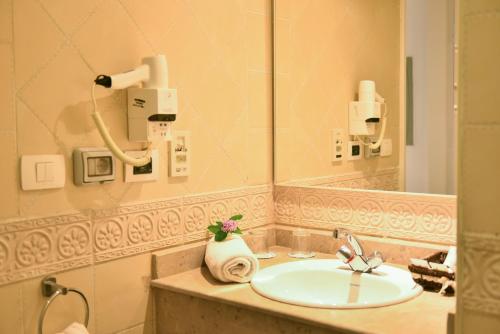 La salle de bains est pourvue d'un lavabo et d'un miroir. dans l'établissement Aura Resort Sidi Abd El Rahman El Alamein, à Sīdī ‘Abd ar Raḩmān