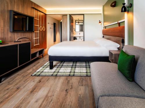 A bed or beds in a room at ibis Styles Castelnaudary