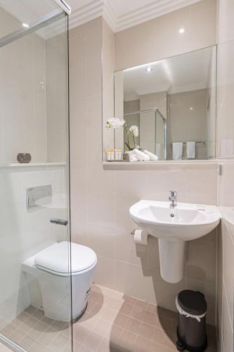 Un baño de Best Western Plus Camperdown Suites
