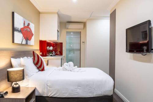 Una cama o camas en una habitación de Best Western Plus Camperdown Suites