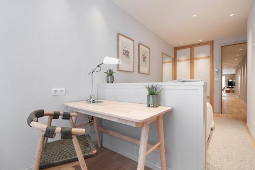 cocina con escritorio y nevera en housingcoruña REAL58, en A Coruña