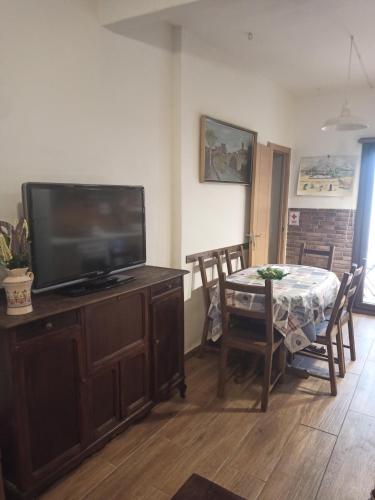 sala de estar con mesa y TV de pantalla plana en My Love, en Arenas de San Pedro