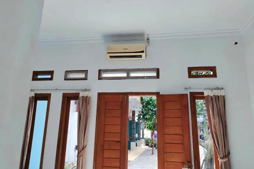 a room with doors and windows in a building at Pondok Herrlanda in Pangandaran