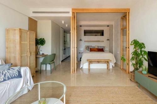 A bed or beds in a room at Espectacular apartamento en Marina de sotogrande